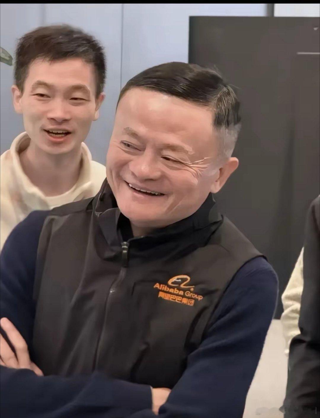 有没有发现？马云这次回来明显不一样，以前都是低调和蔼，这次回来气势十足，似乎年轻