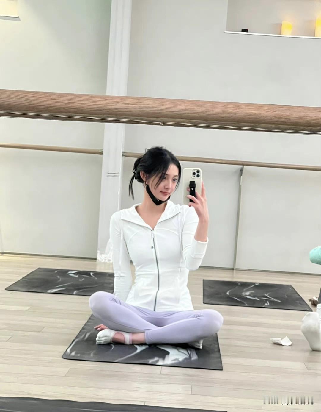 周洁琼，对镜自拍，美美哒
