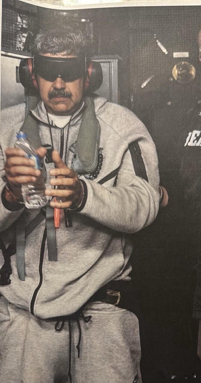 特朗普发布马杜罗被捕的照片，成为2026年第一张经典照片。委内瑞拉总统马杜罗被美