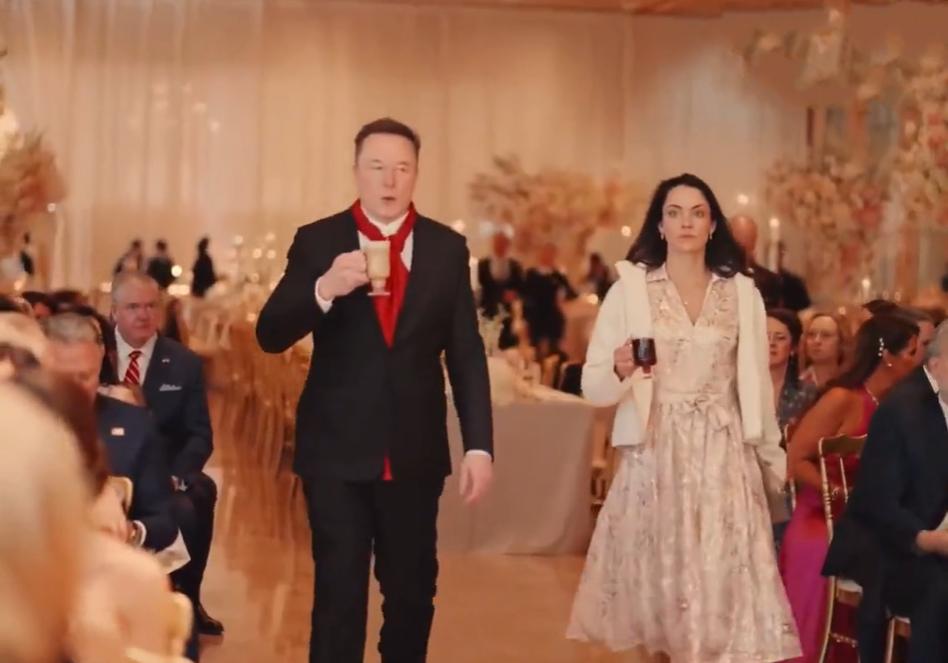 美副幕僚长在海湖庄园婚礼内场曝光，马斯克和女伴一起端着杯子往前走，这是向谁敬酒？