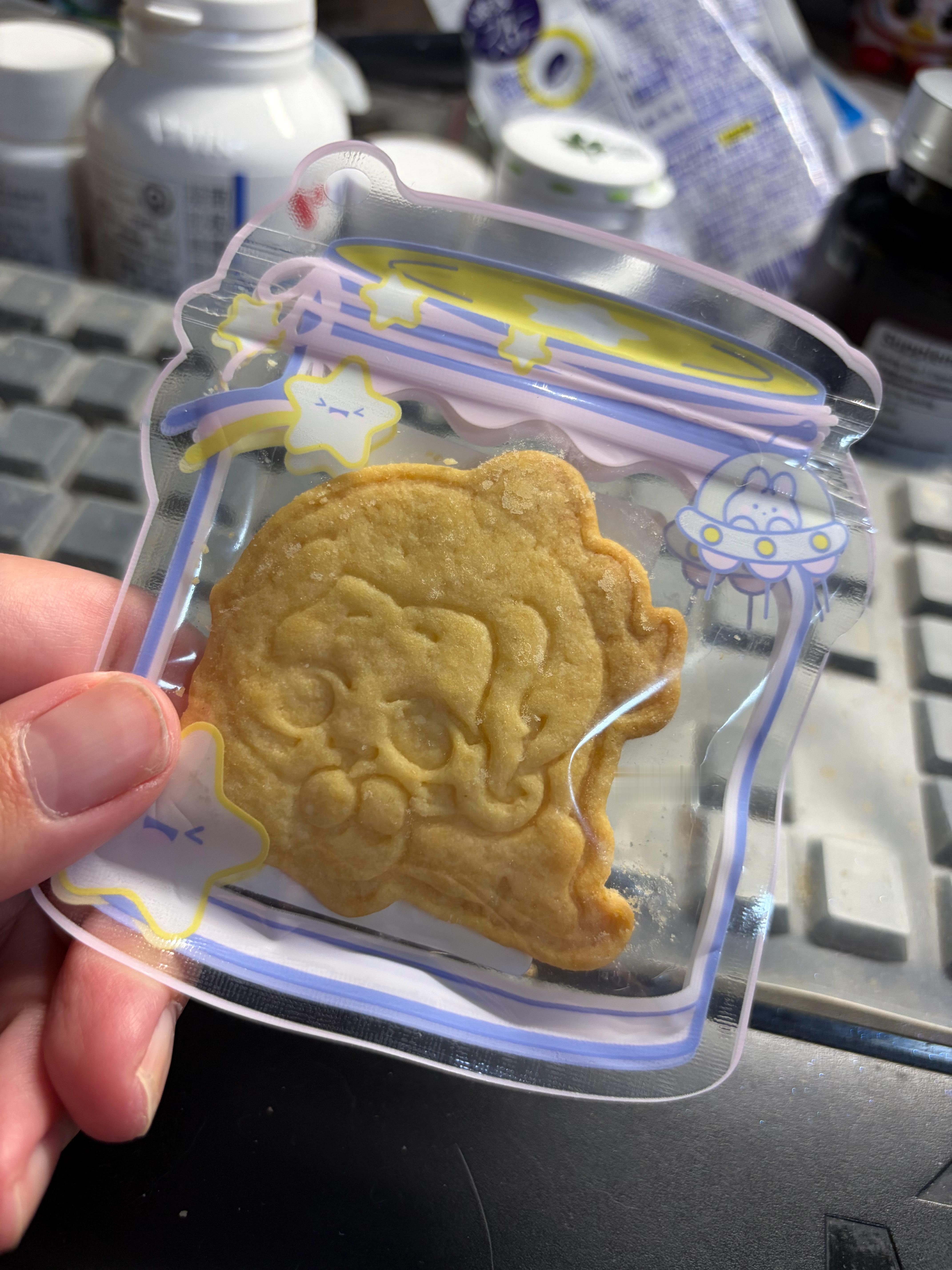 溏心蛋老师真是心灵手巧的大美女来的幼辞饼干我揣了一路，现在要吃掉他了！ 