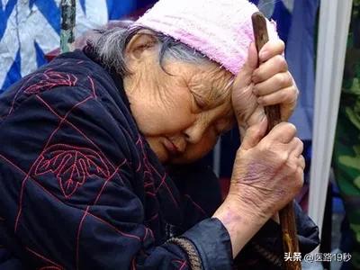 老人脑出血频发，医生含泪苦劝：三事再爱，也请戒掉

在时光的长河中，岁月像一把双