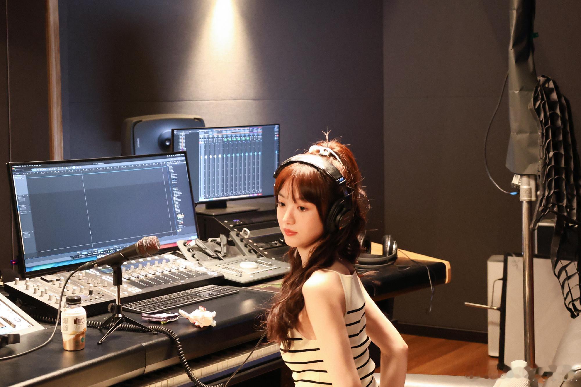 #田曦薇针织吊带背心# 好美呀小田#田曦薇录歌花絮照# ​​​