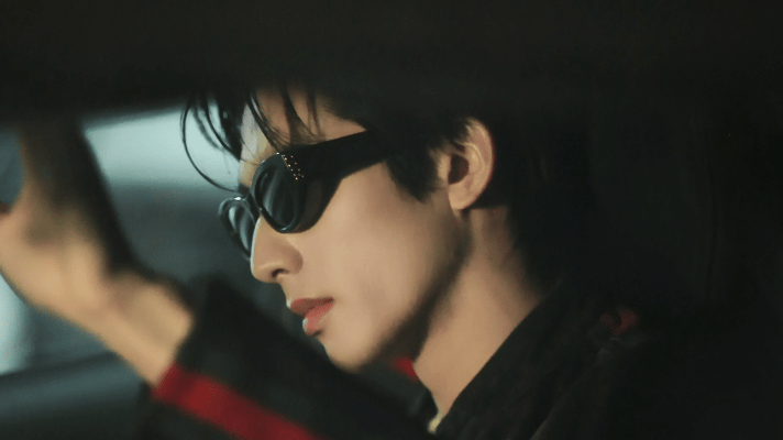 宋威龙副驾视角 这个物料最妙的地方在于：它什么都没说，但好像什么都说了。没有台词