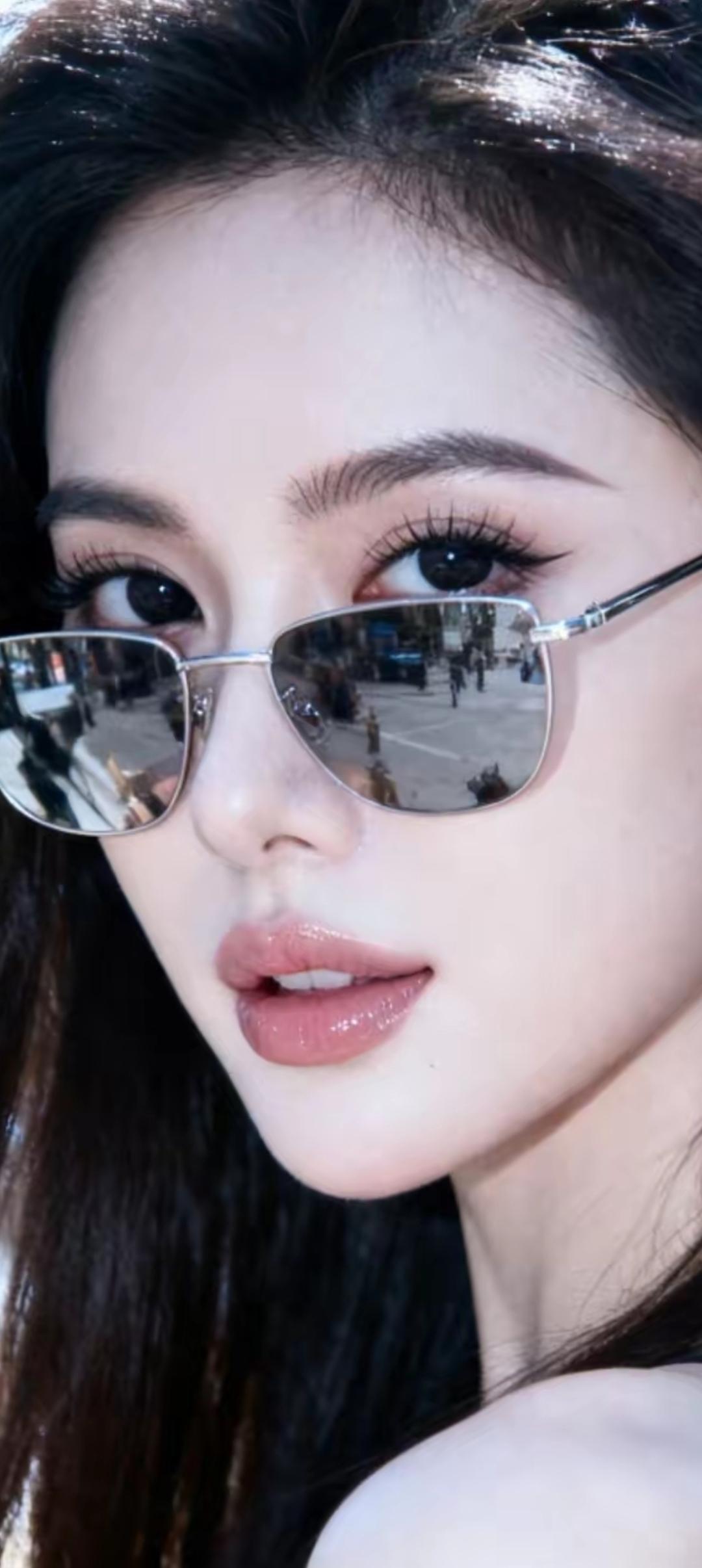 这姑娘戴墨镜的样子真酷！