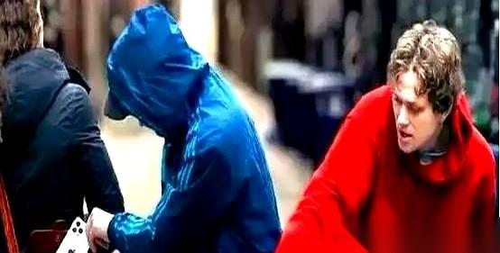 听说欧洲那边的小偷，圈子里有个不成文的规矩。
偷中国游客的钱包、相机都行，但千万