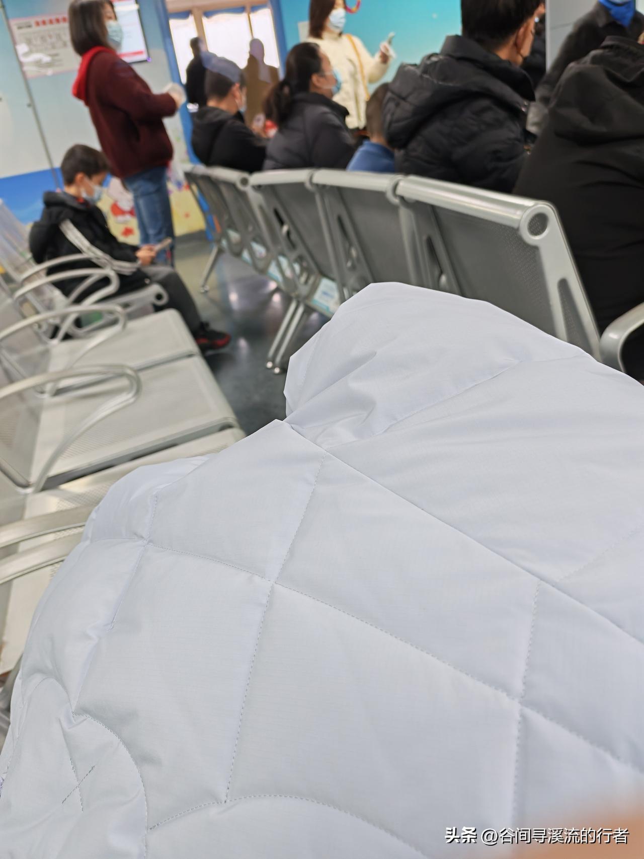 屋漏偏逢连夜雨，船迟又遇打头风。同事这阵子的遭遇，真真应了这句老话。

他爸妈都