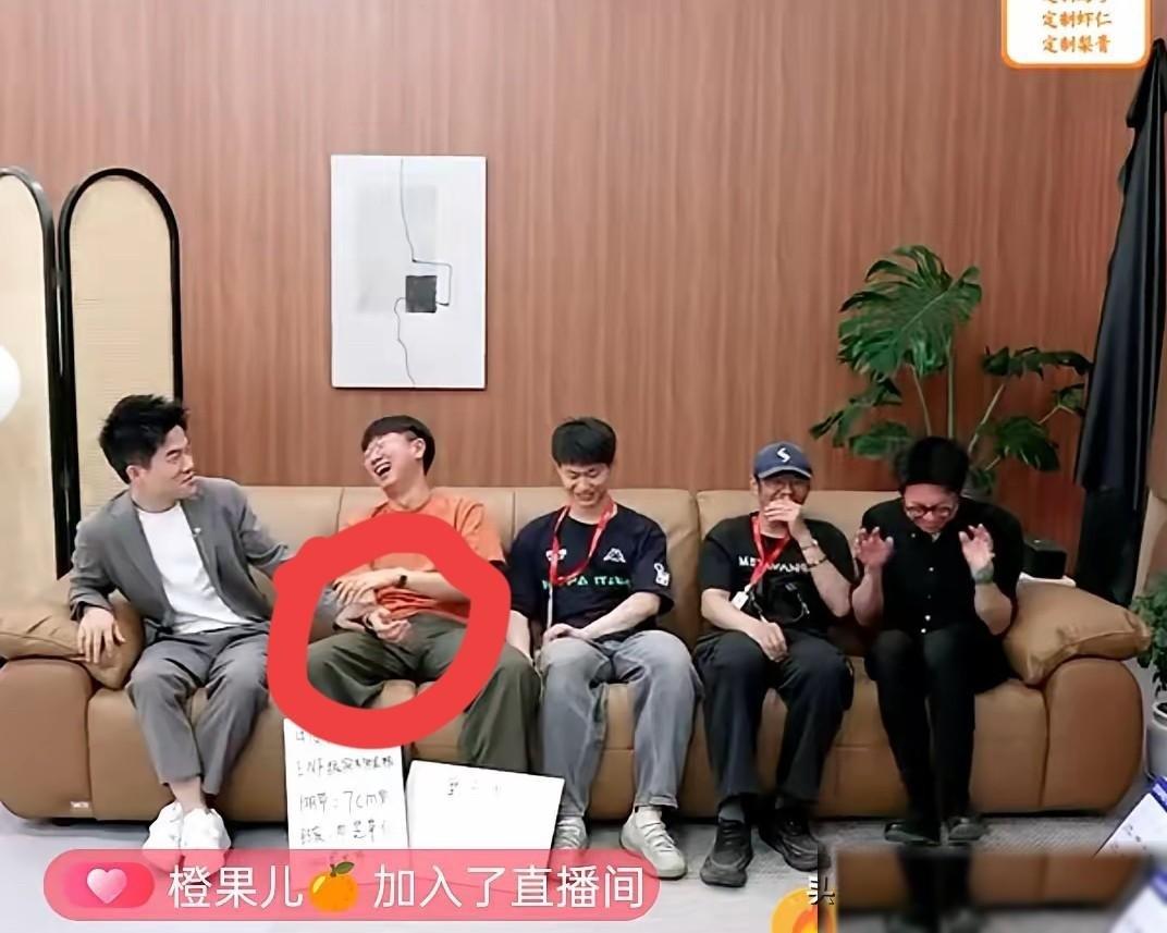 马骞被董宇辉几句话给调侃的，这哪里是试坐沙发啊，明明是“针毡”啊。这阵仗真挺逗的