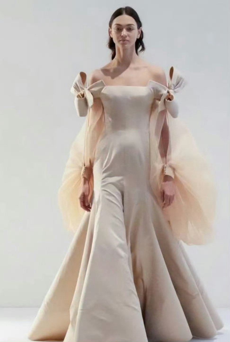 杨紫海外行程第二套造型演绎Alexis  Mabille 2024 春夏高定紫妹
