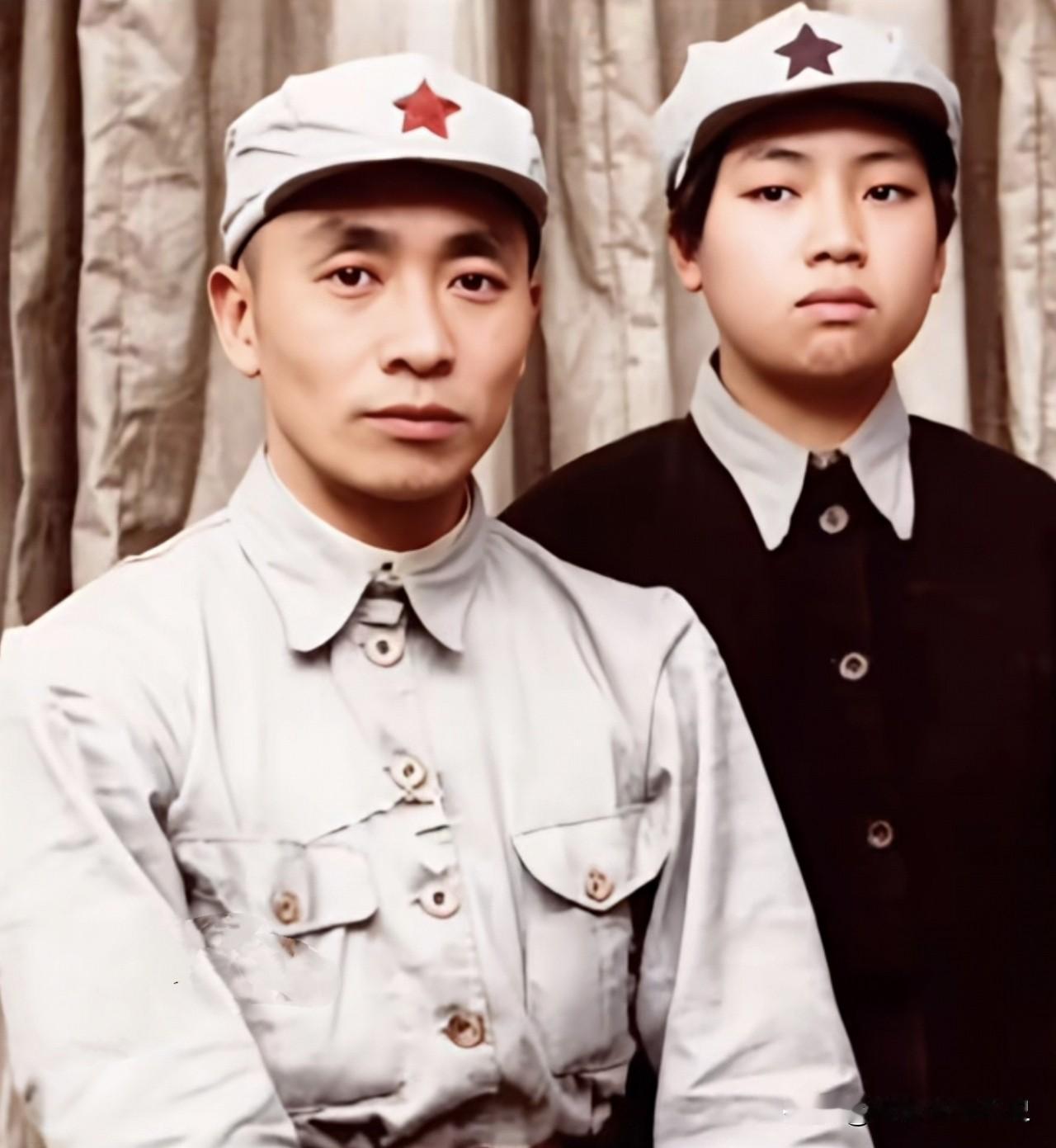 这张旧照里，身着红军灰布军装的谭政，身旁是妻子陈秋葵，她是陈赓大将的胞妹。
早年