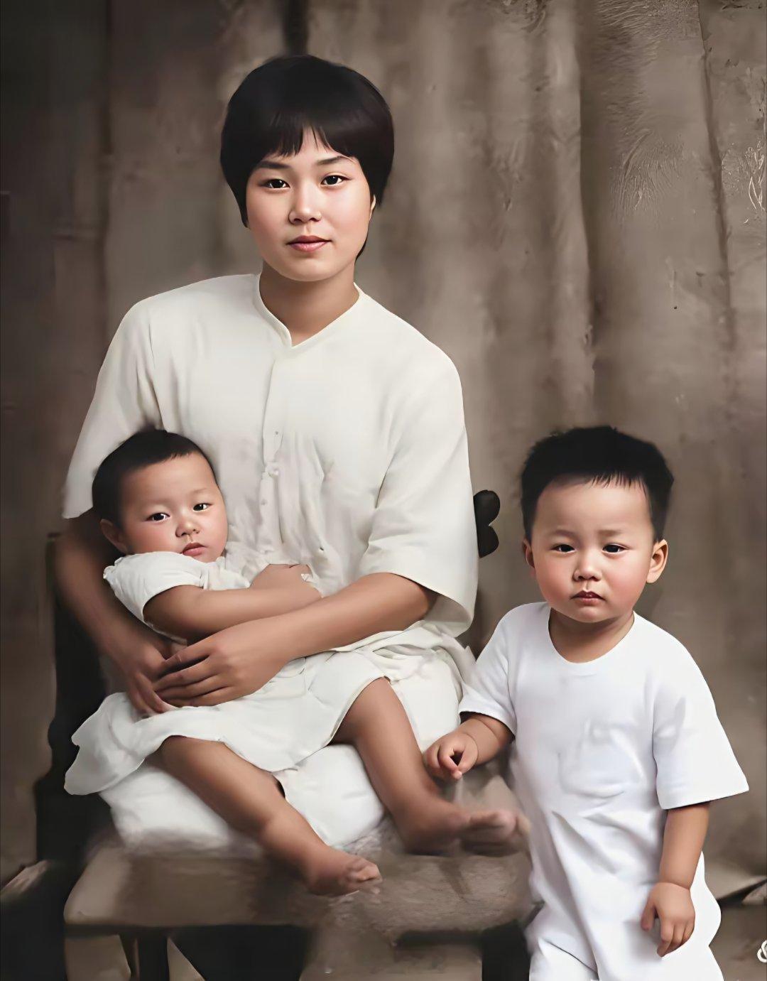 杨开慧和儿子毛岸英毛岸青合影 