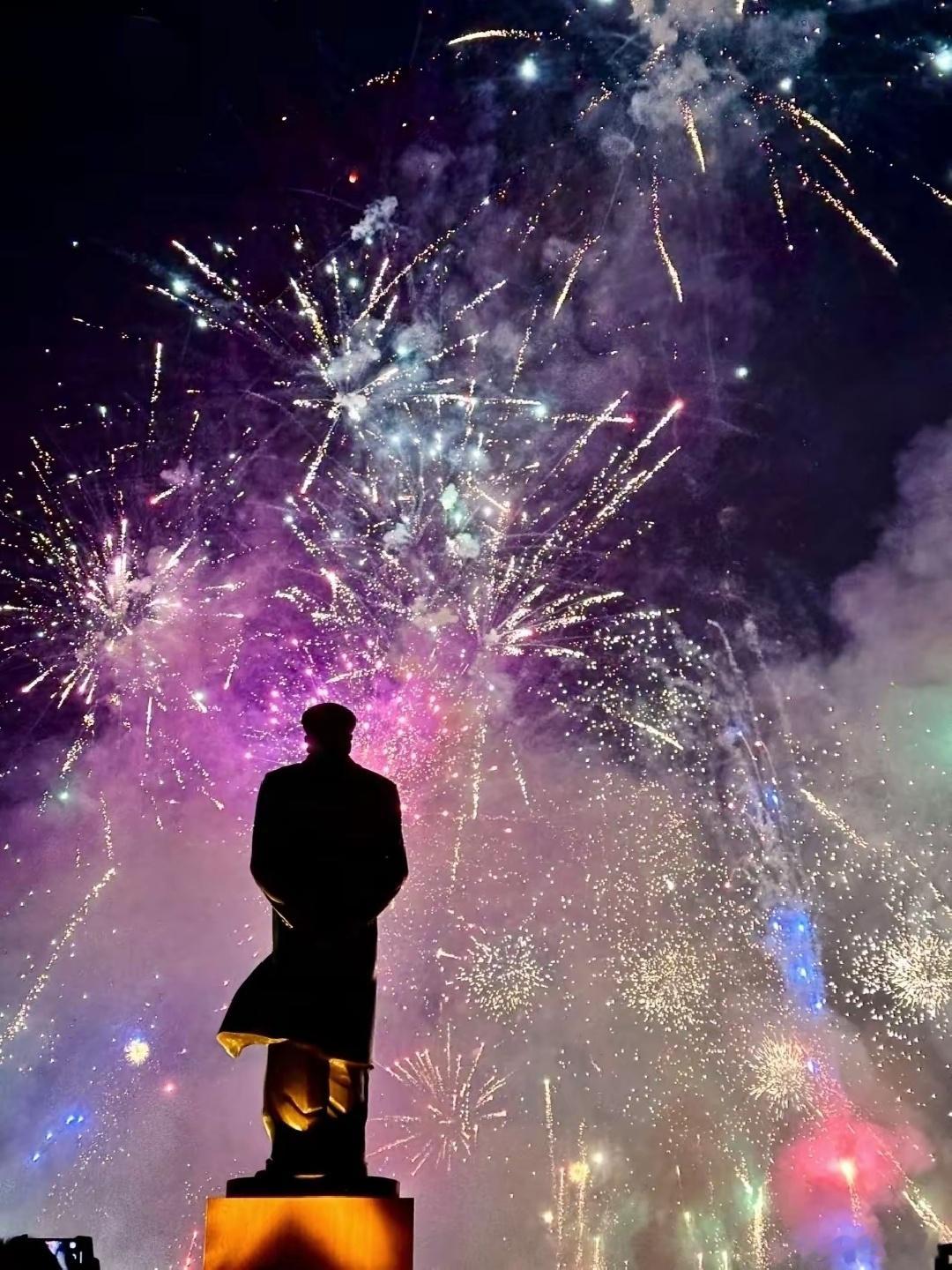 过年好山高有行路，水深有渡舟，和气作春妍，新年胜旧年！ 