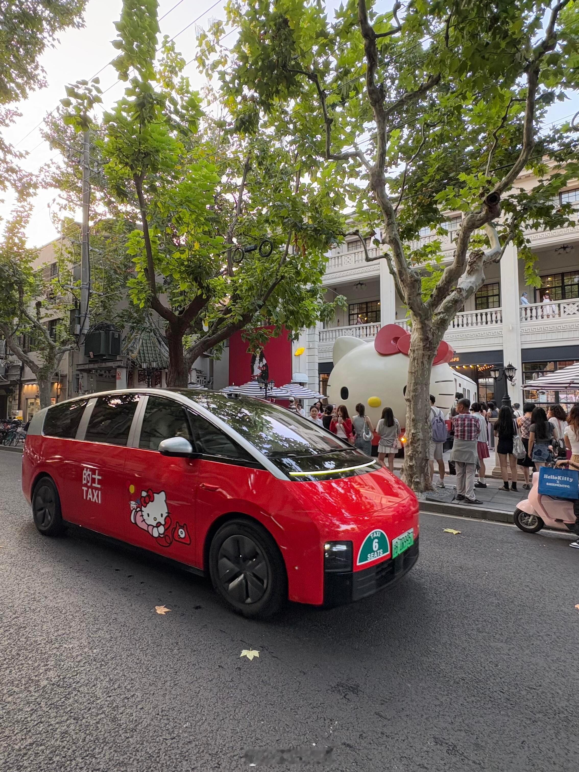Hello Kitty的MEGA Taxi来了，但是车头的6 SEATS是不是应