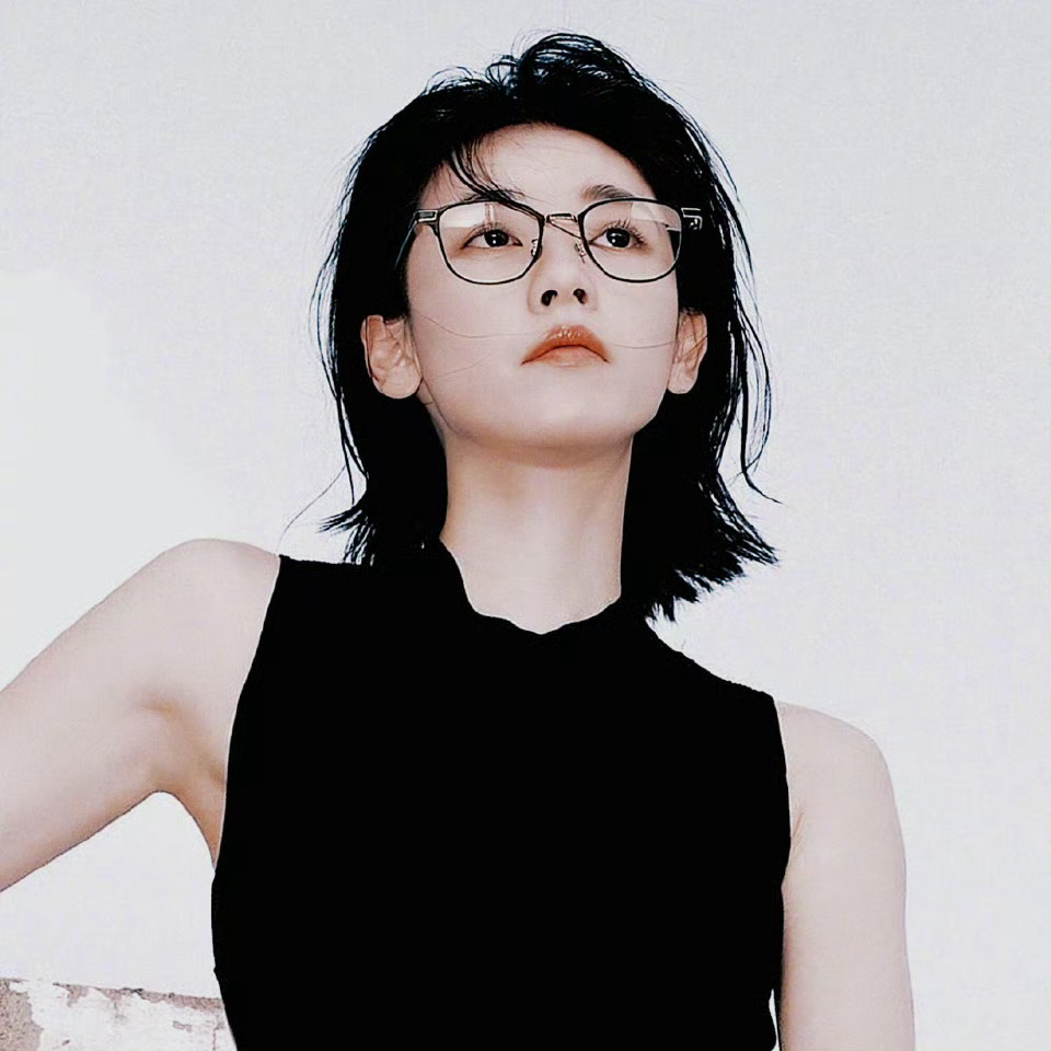 刘雅瑟气质A爆了 《隐身的名字》见面会，倪妮与刘雅瑟亲密贴贴同框超吸睛，刘雅瑟气