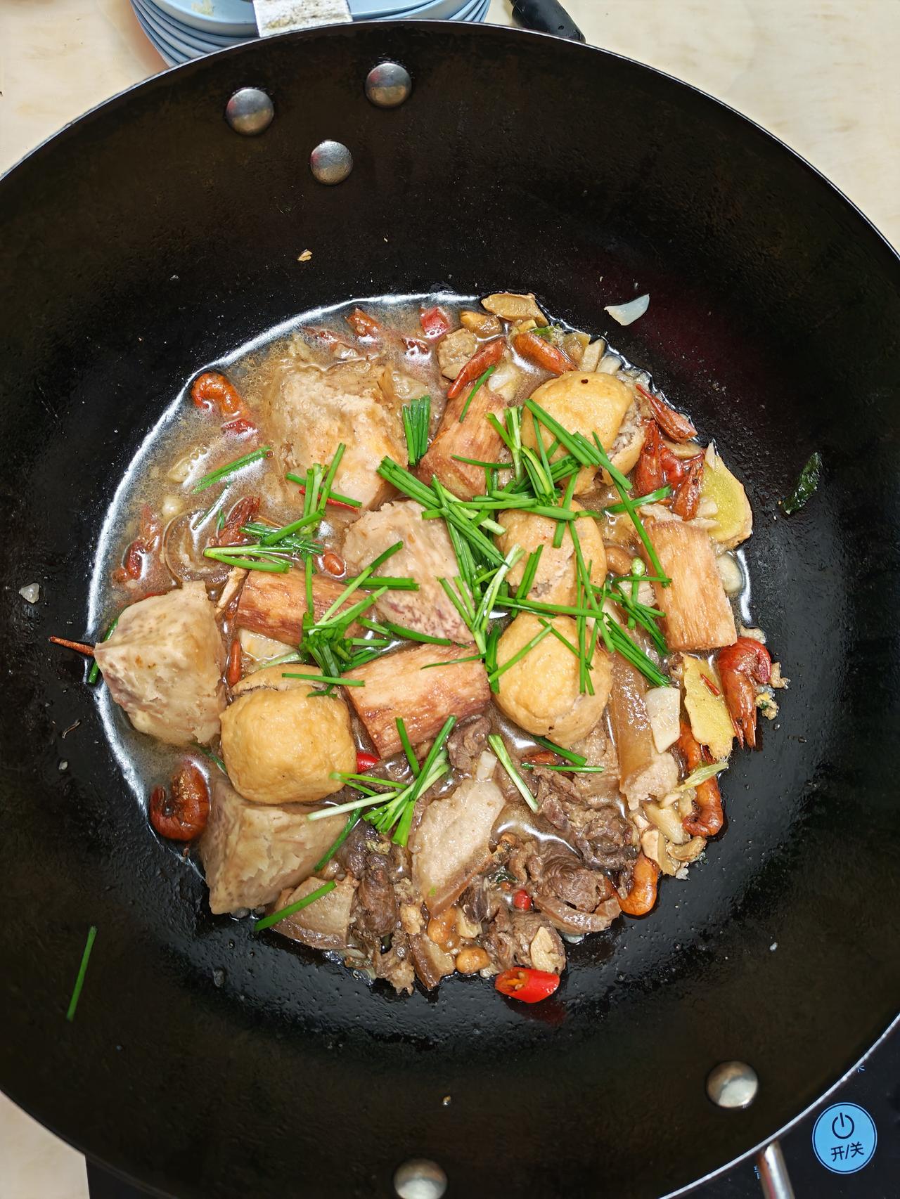  口水擦一擦！这锅咕嘟咕嘟的焖肉，谁顶得住啊？
 
这一锅咕嘟咕嘟炖煮的大杂烩，