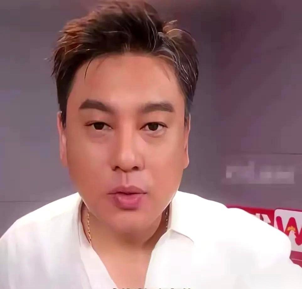 朱孝天的婚礼，据说没请动几个人。
他自己也挺坦然，说人走茶凉，不红了谁还搭理你。