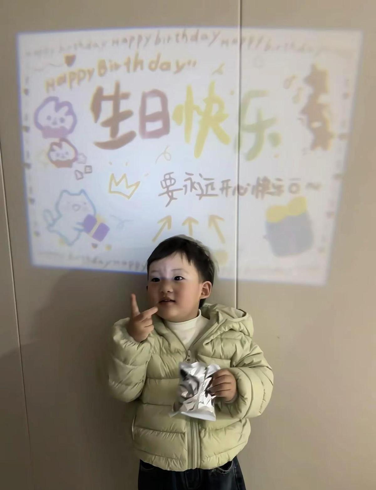 生日蛋糕不讲大道理，孩子笑得比奶油还甜。
自由不是放任，是允许他摔跤后自己爬起来