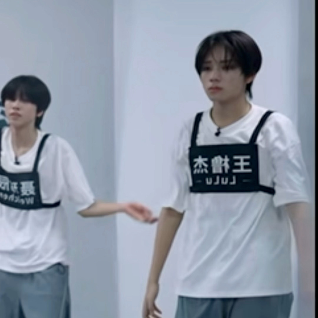 角落一个练舞衣服湿透的杰哥 