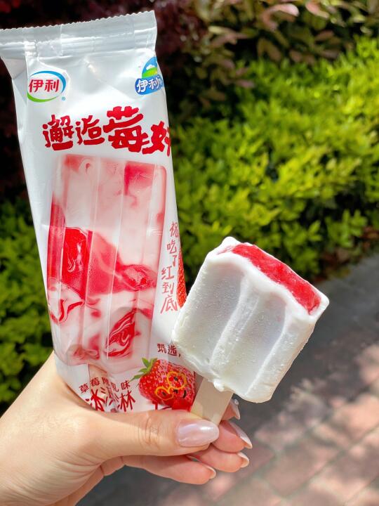 超市随手拿的雪糕，居然能吃到满满真草莓！！