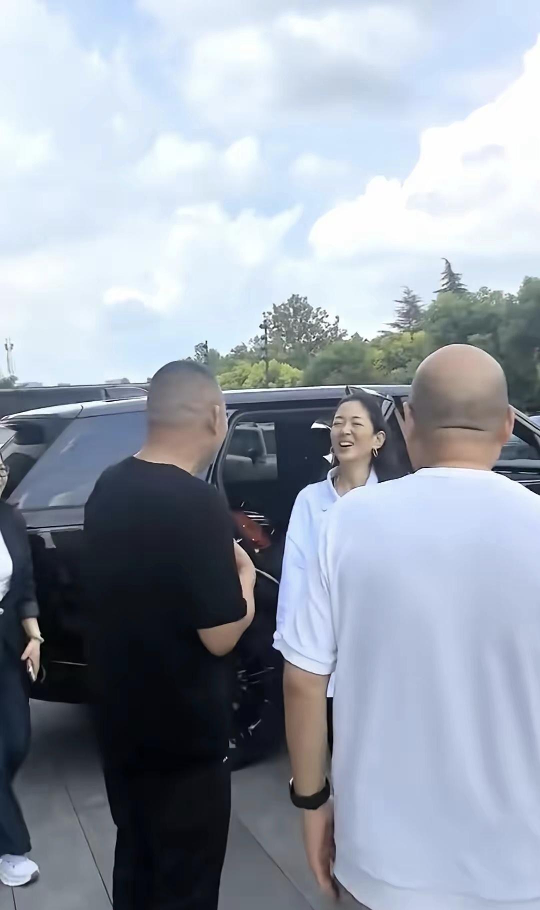 郭惠光好自信哦，摆放于东来，有那么多摄像头拍照，她也是素颜现身。郭惠光是豪门后代