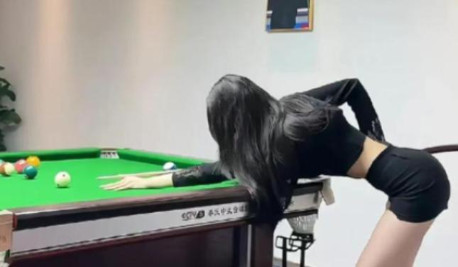 重庆，一男子点了一个美女教练陪自己打台球，打了整整一夜，早上付款的时候，男子却称
