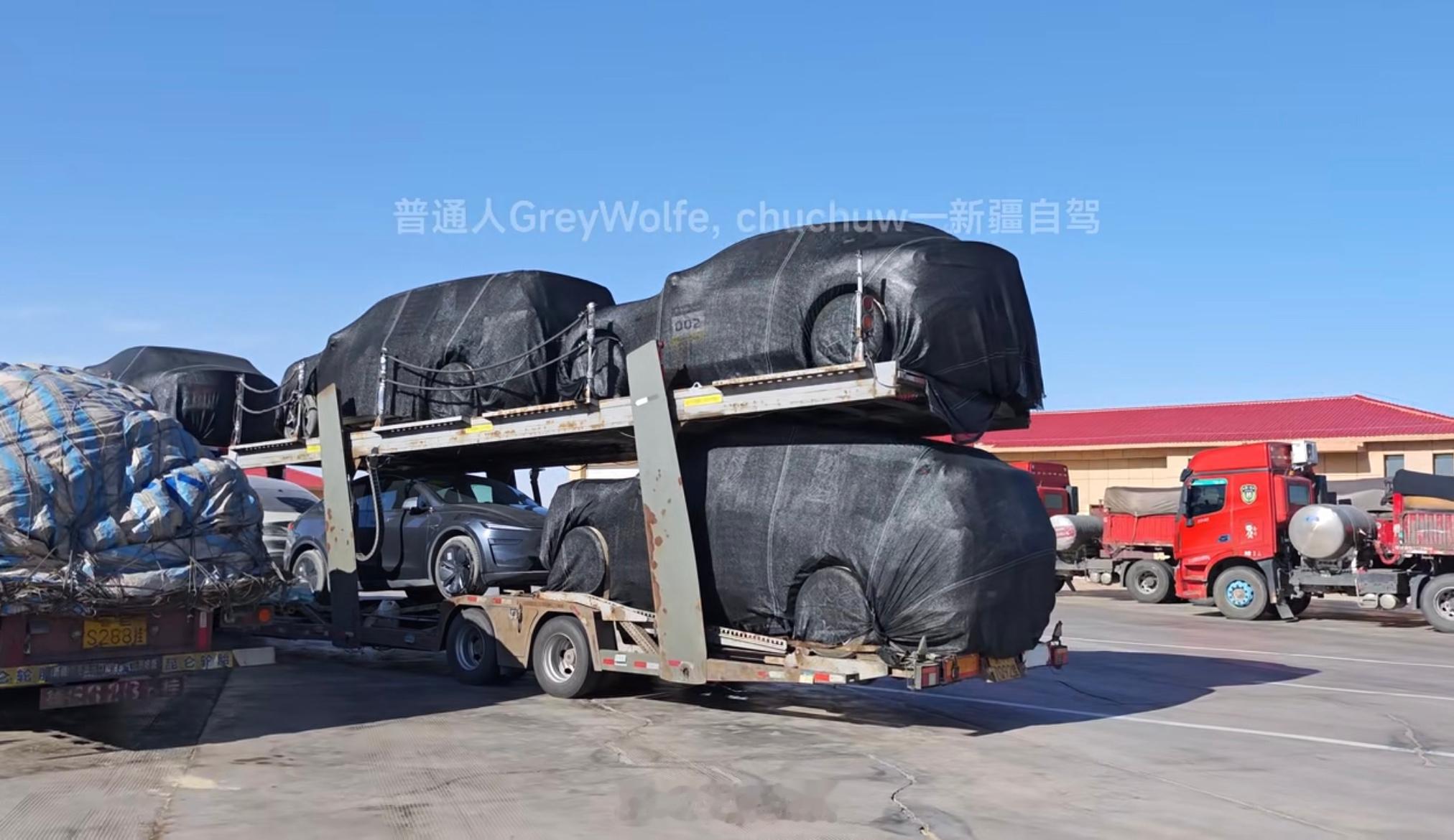 和小米YU7对比起来，确实大很多[喵喵] ​​​