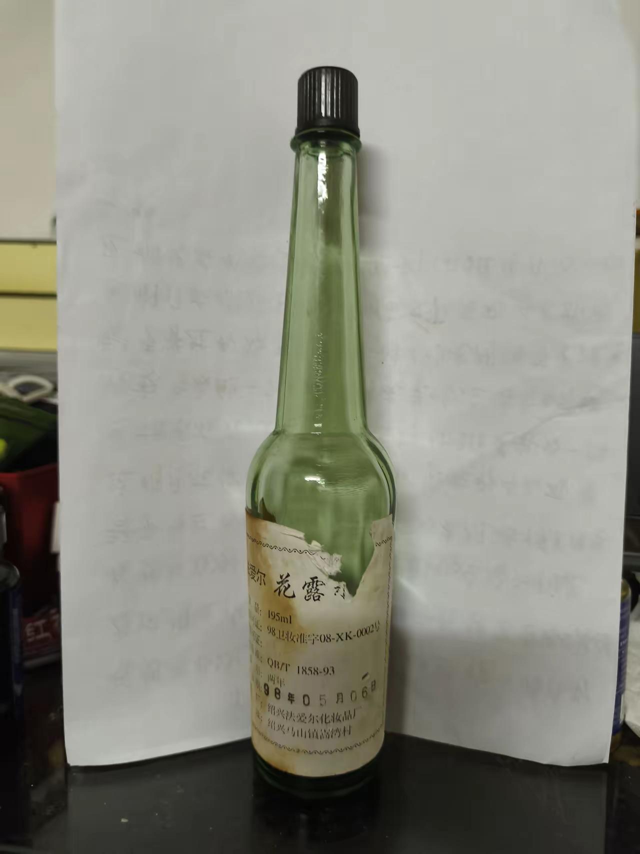 这是一瓶花露水生产日期是98年5月6日，放了整整28年，前几天被蚊子咬了，痒的皮