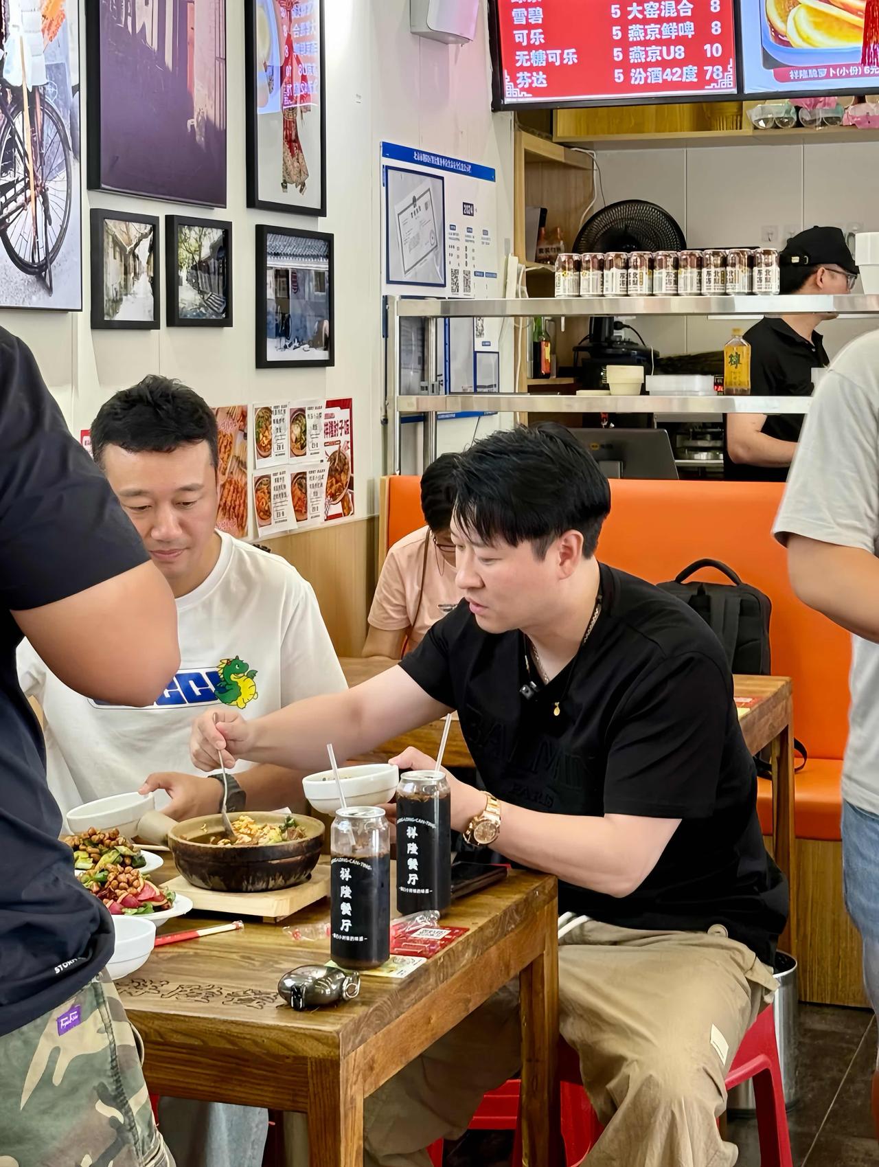 近日，有位网友在北京某小饭馆偶遇曹云金，他与好友一起吃饭的画面。

看曹云金干饭
