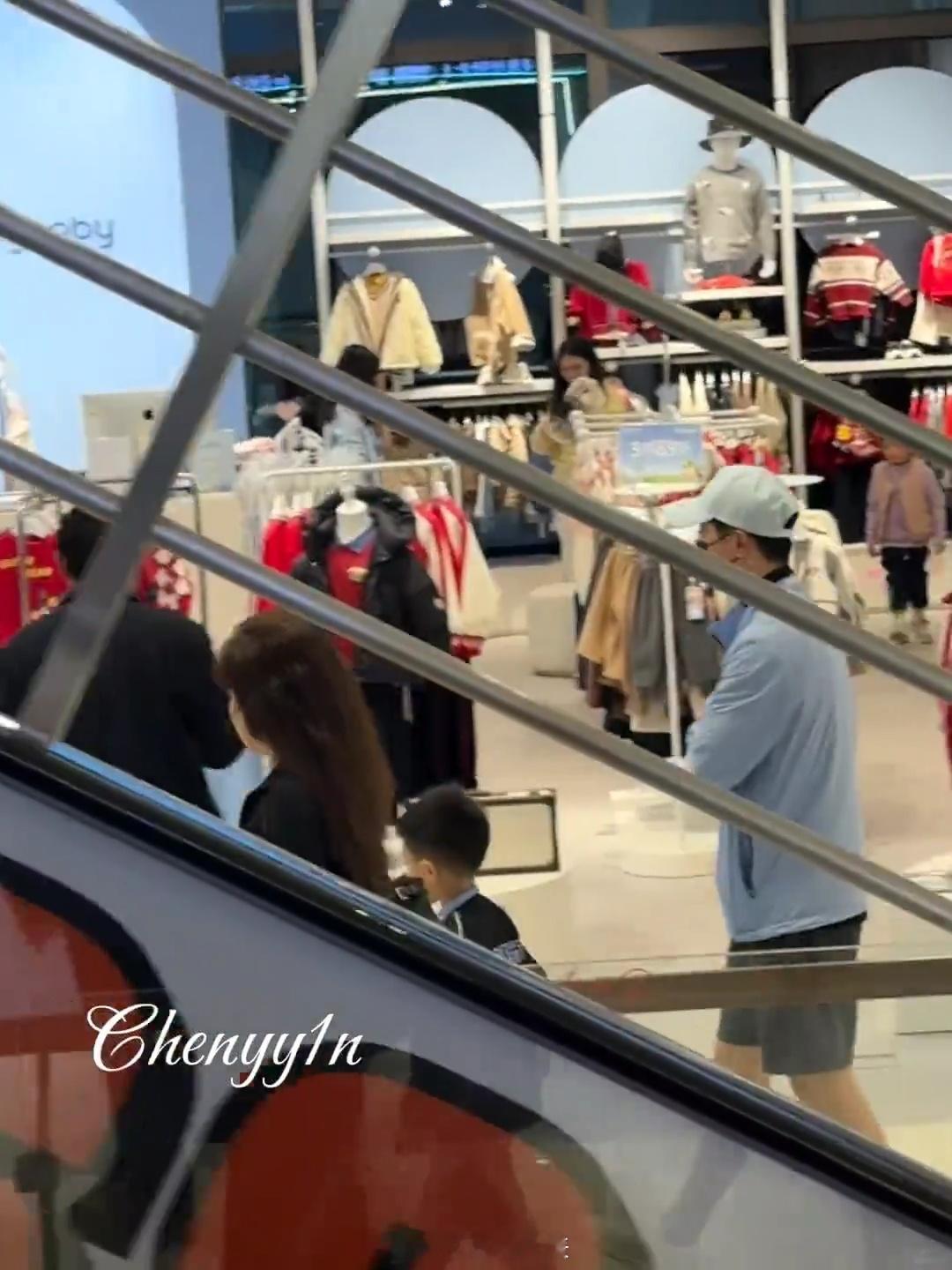 马龙夏露带儿子逛街马龙夏露带儿子逛商场 马龙夏露带儿子逛商场，龙队好幸福哇 