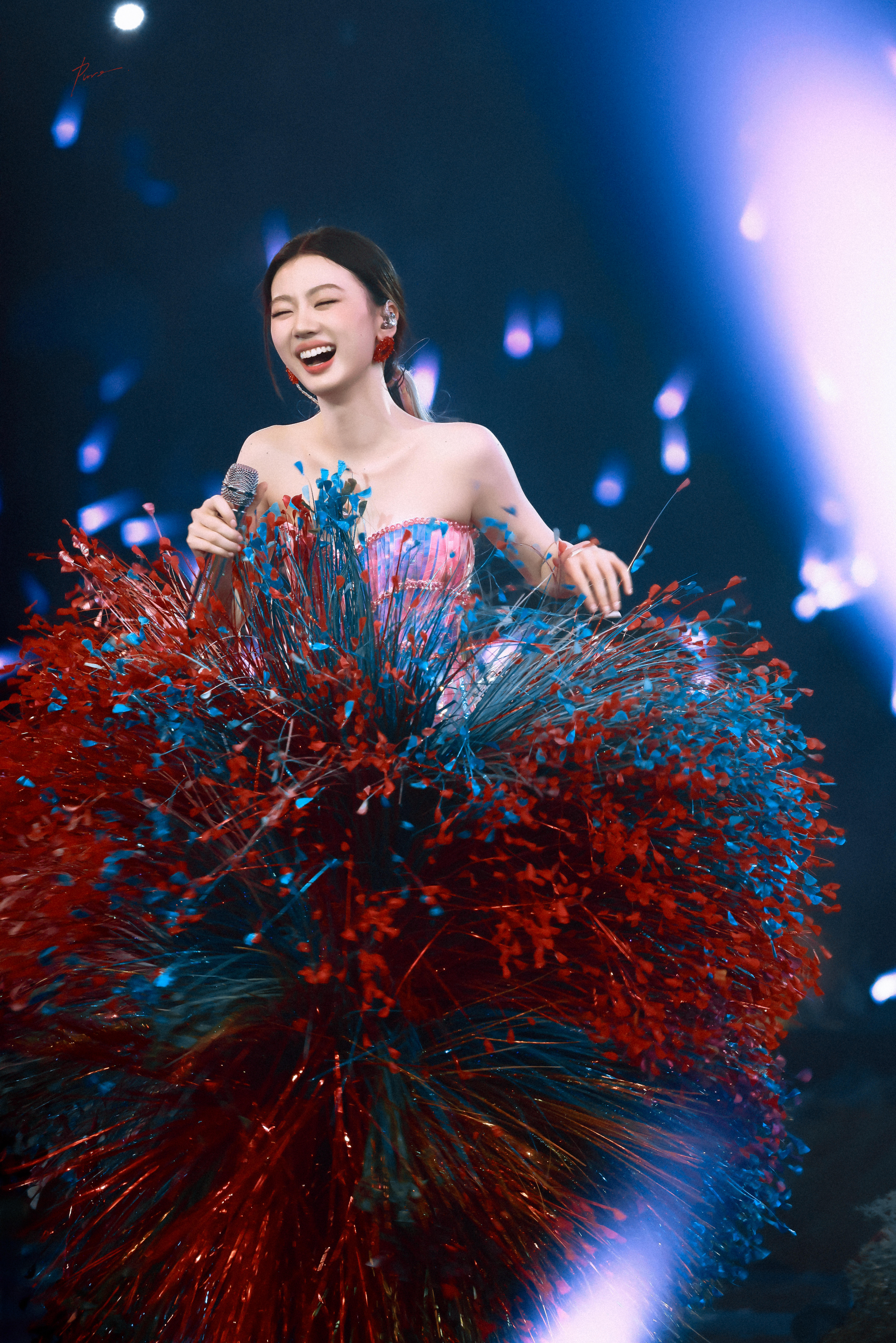 单依纯说有音乐有爱从不担心 单依纯演唱会审美也太高了！对我眼睛真的很友好！ 