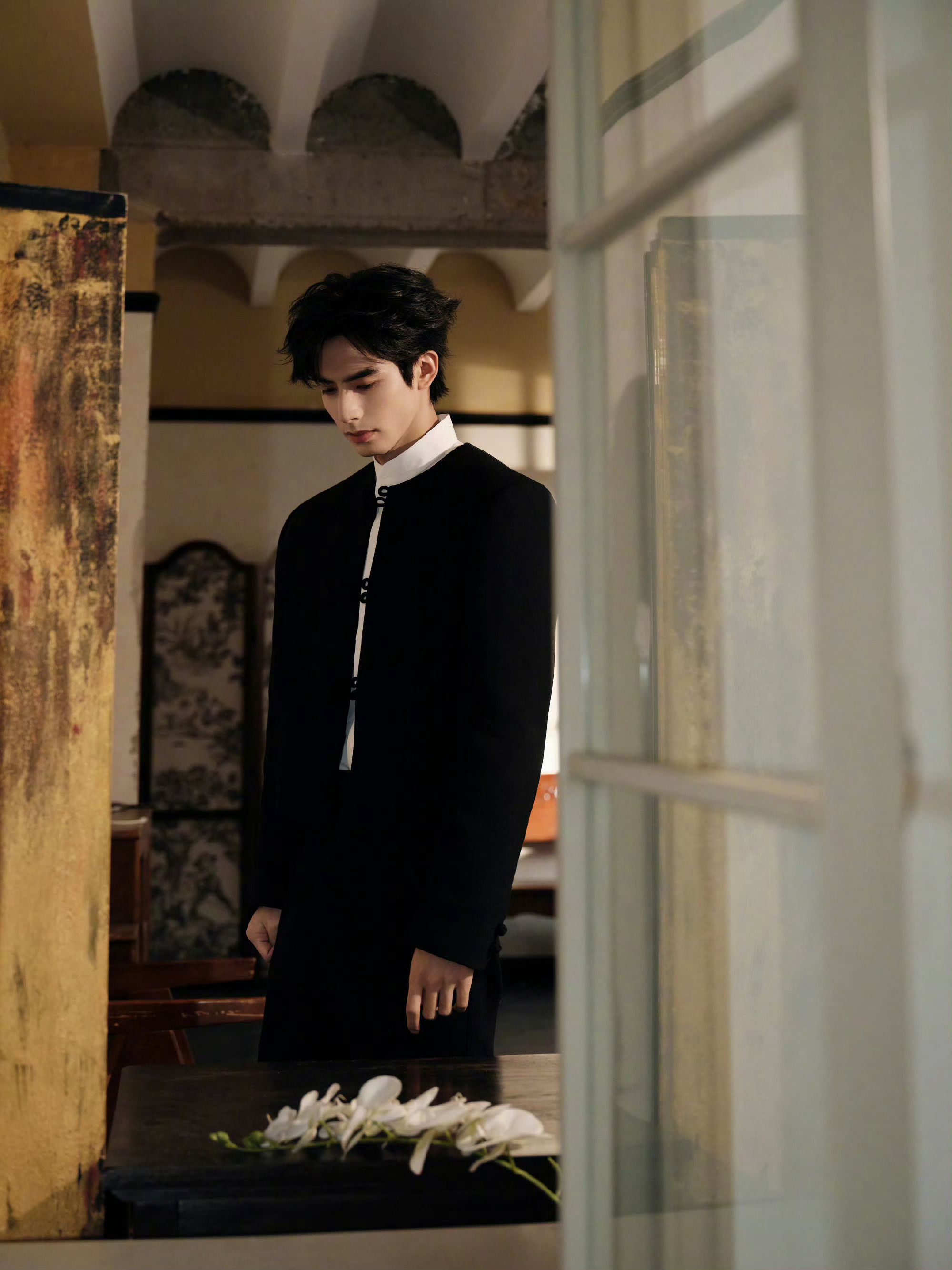 宋威龙 × 今日骄阳似我庆功宴造型大片 📸 宋威龙红底鞋 风格大赏时尚灵感解读