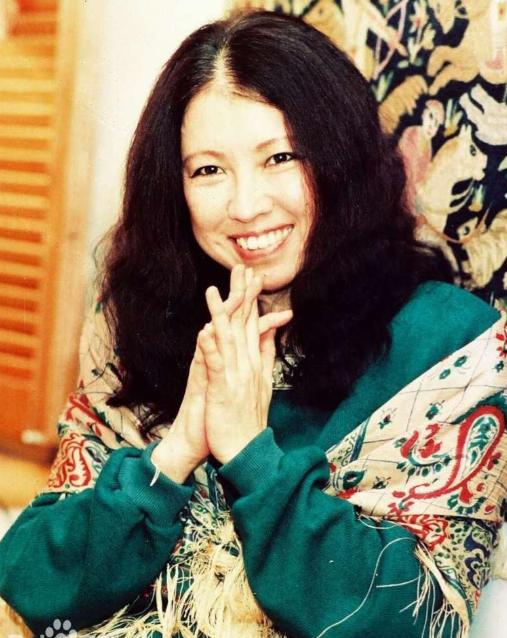 1991年，48岁的三毛因子宫内膜肥厚，住进了台湾荣民总医院。手术的第二天，在医