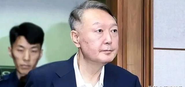 韩国前总统尹锡悦又在监狱里不安分了，负责看管的狱警爆料，尹锡悦饭量很大，经常的大