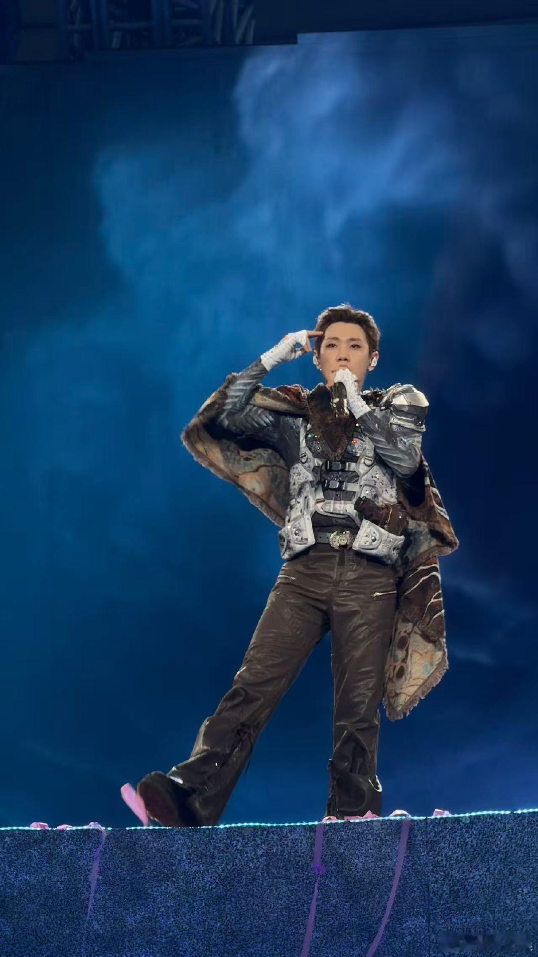 汪苏泷rap汪苏泷演唱会rap汪苏泷演唱会这段rap舞台太炸了！红黑亮片造型随节