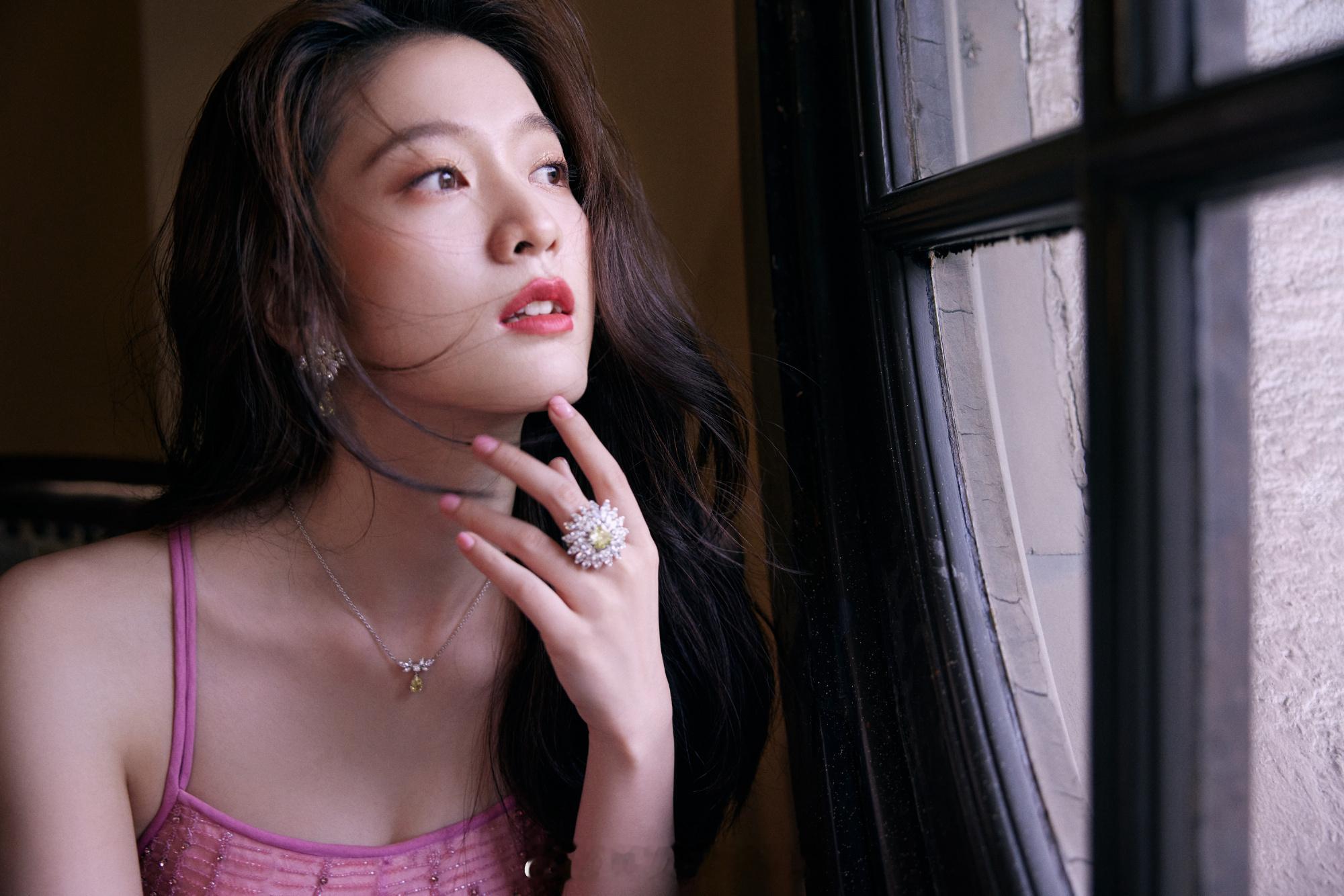 张雪迎粉色吊带裙 