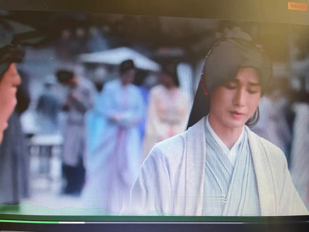 原来这个狗皮膏药第一集就出现过，就是昨天给大娘的那个[思考] ​​​