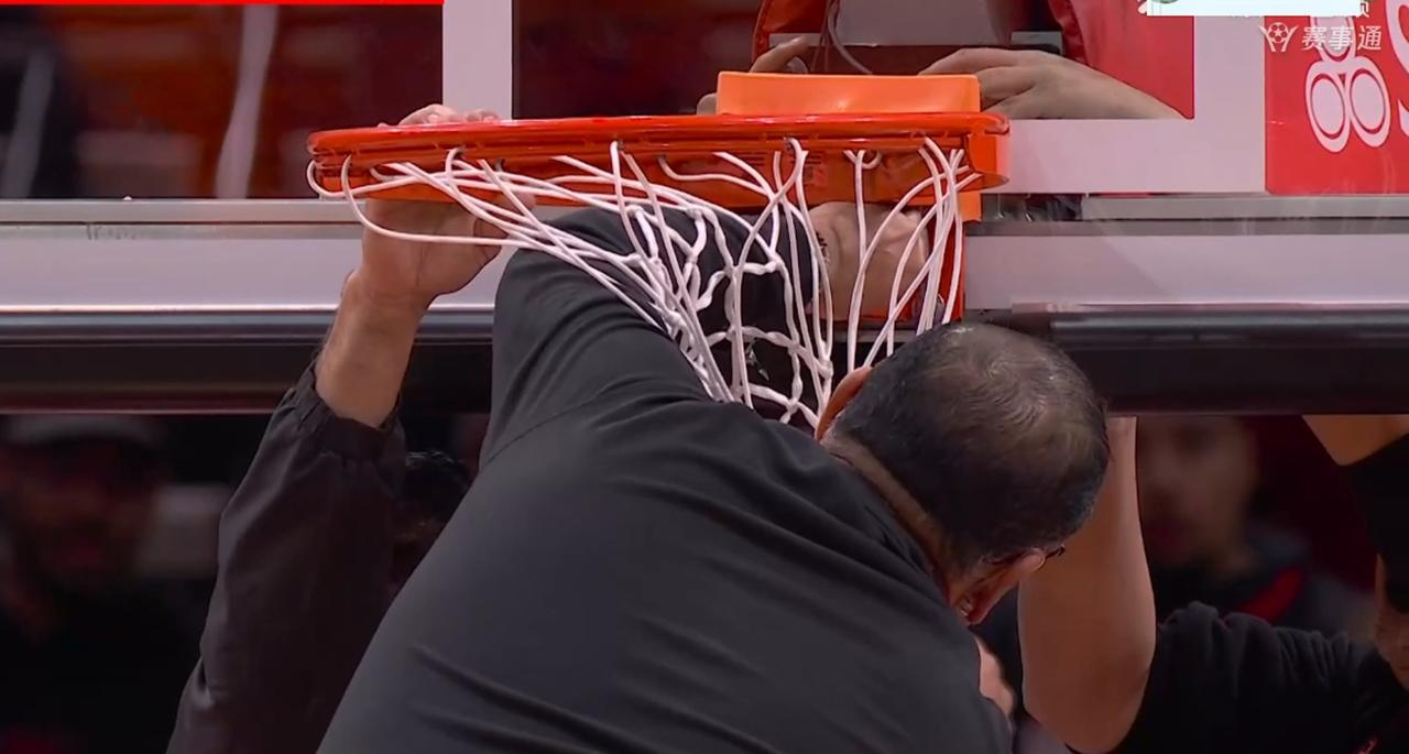 【马刺vs火箭】丰田中心上一次计时器故障这次篮筐歪了真有你的。