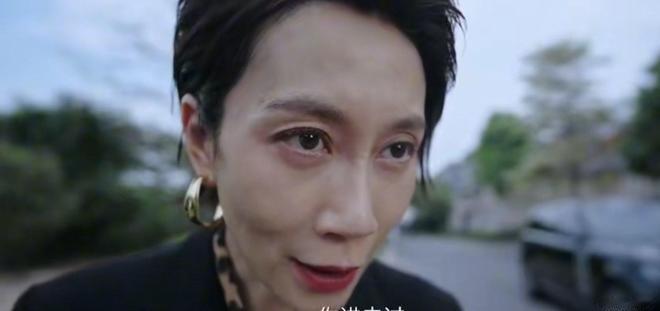 她咋这么瘦了？ 看她的脸很适合一个词：削瘦。

《迷墙》里，温峥嵘饰演的李槿，因