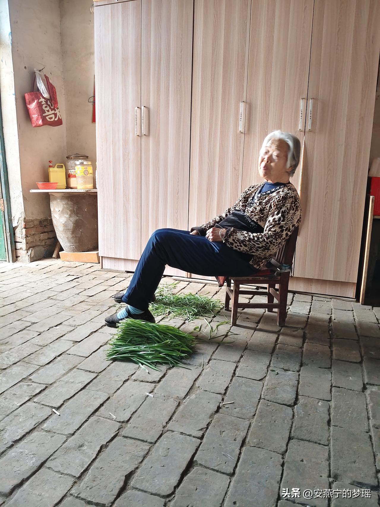 村里80岁以上的老年人真不少，以女性居多。

在我们老家，男人活过80岁不容易，