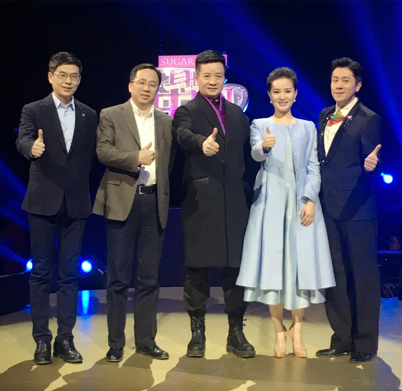 这张5人合照，我认出了穿着大衣与靴子的军旅歌唱家阎维文与西装革履、俊目流眄的蔡国