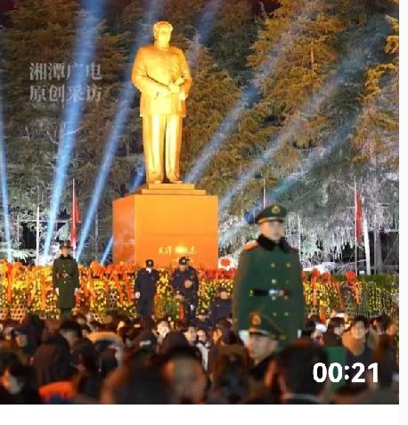 朋友给我打电话说，凌晨他就带着爷爷赶往韶山。只为了圆爷爷藏在心底的念想，想再亲眼