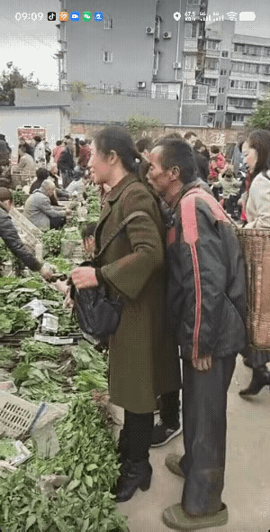 一位女士来到集贸市场买菜，与卖主询问青菜的价格，买多一些价格是否可以优惠，这时有