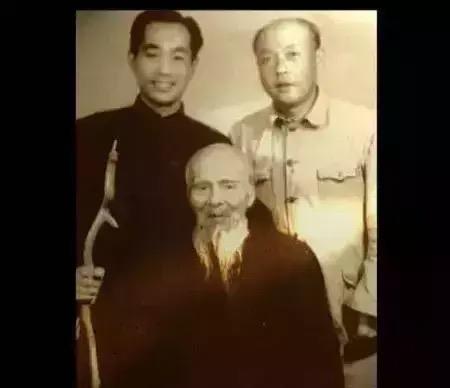 一天，齐白石在古玩店发现了自己的画，老板开价8000元，齐白石还价：“最多300
