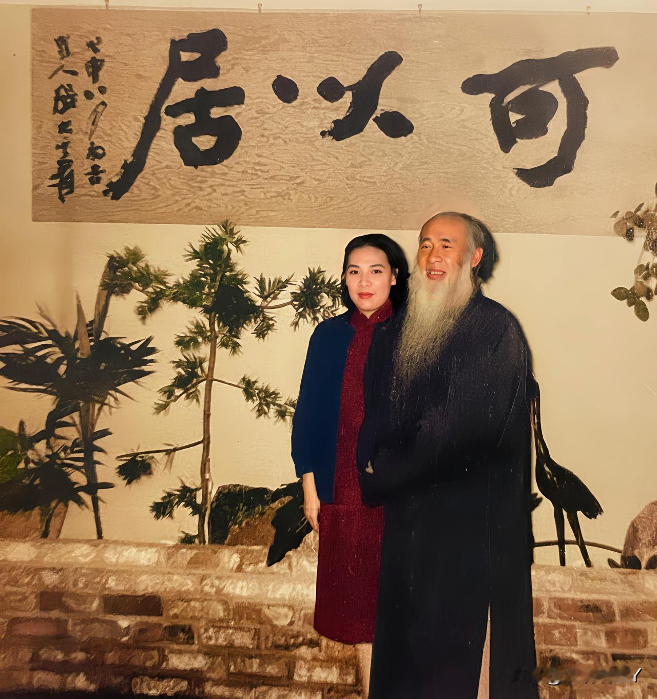 1969年秋，张大千和他的四姨太徐雯波在美国加州寓所“可以居”的留影。这不是演戏