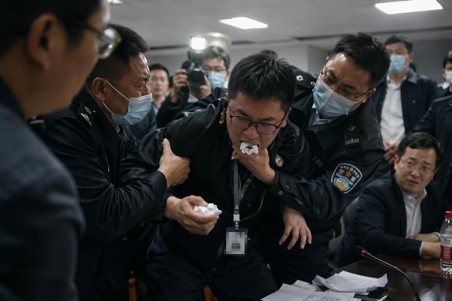 更多的纸，从来没有被写下来，也不需要被吃掉。它们早就被内化了。 