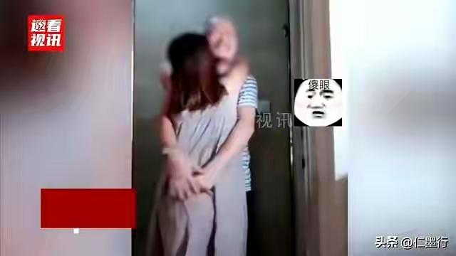 这天房东王大爷像往常一样上门收房租，刚推开门，女租客就突然一把抱住他的胳膊不撒手