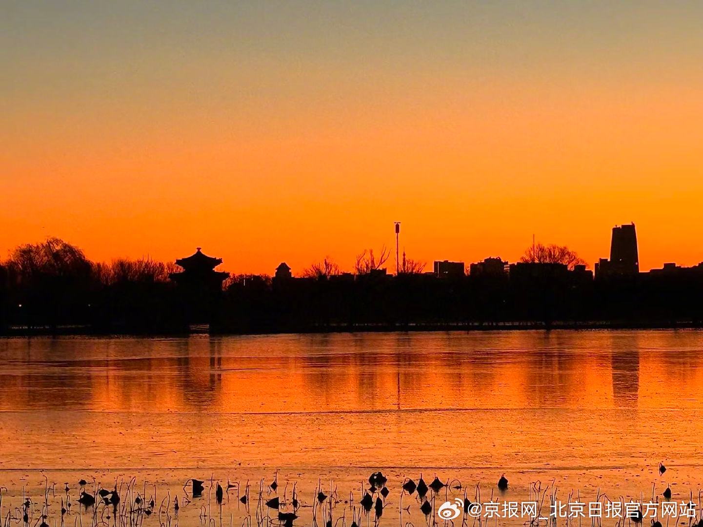 【破晓！#北京日出祝你昂扬向上#】#今天北京真好看# 12月4日清晨，北京迎来破