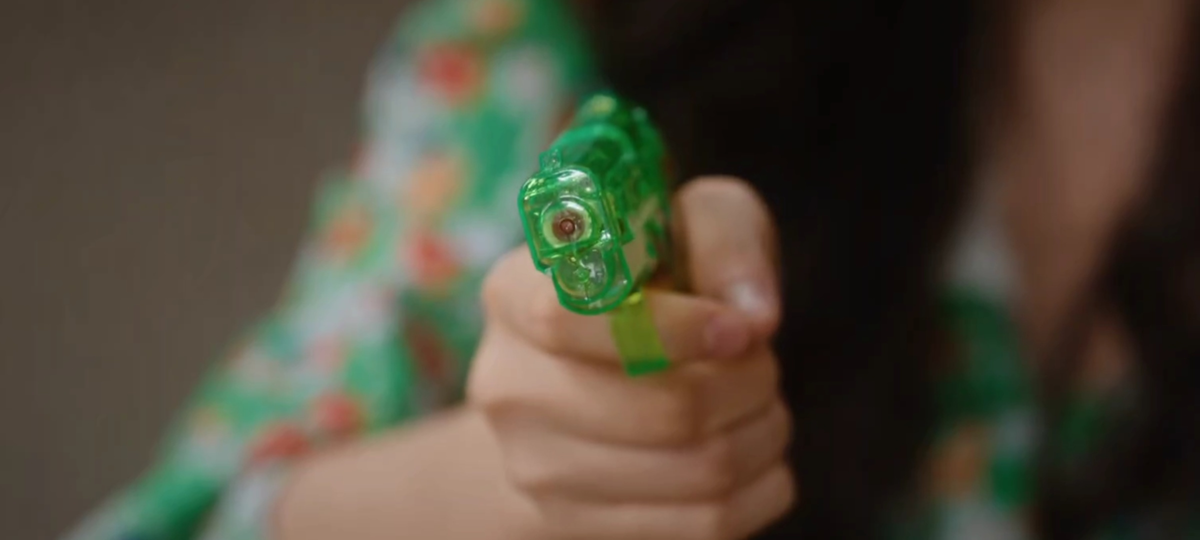 庄庄你拿个小水枪是不是觉得自己可有威慑力了！（萌呀！）🤭🤭🤭章若楠举小水枪