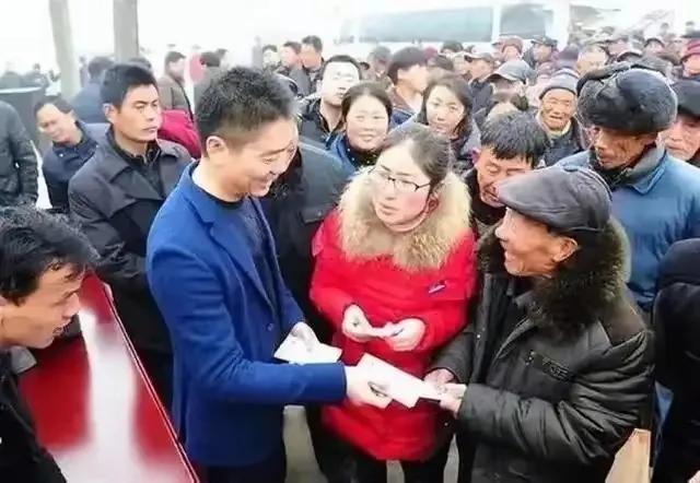 刘强东老家江苏宿迁光明村村民懂得感恩，一位村民在记者采访中说，强子即使10年不发