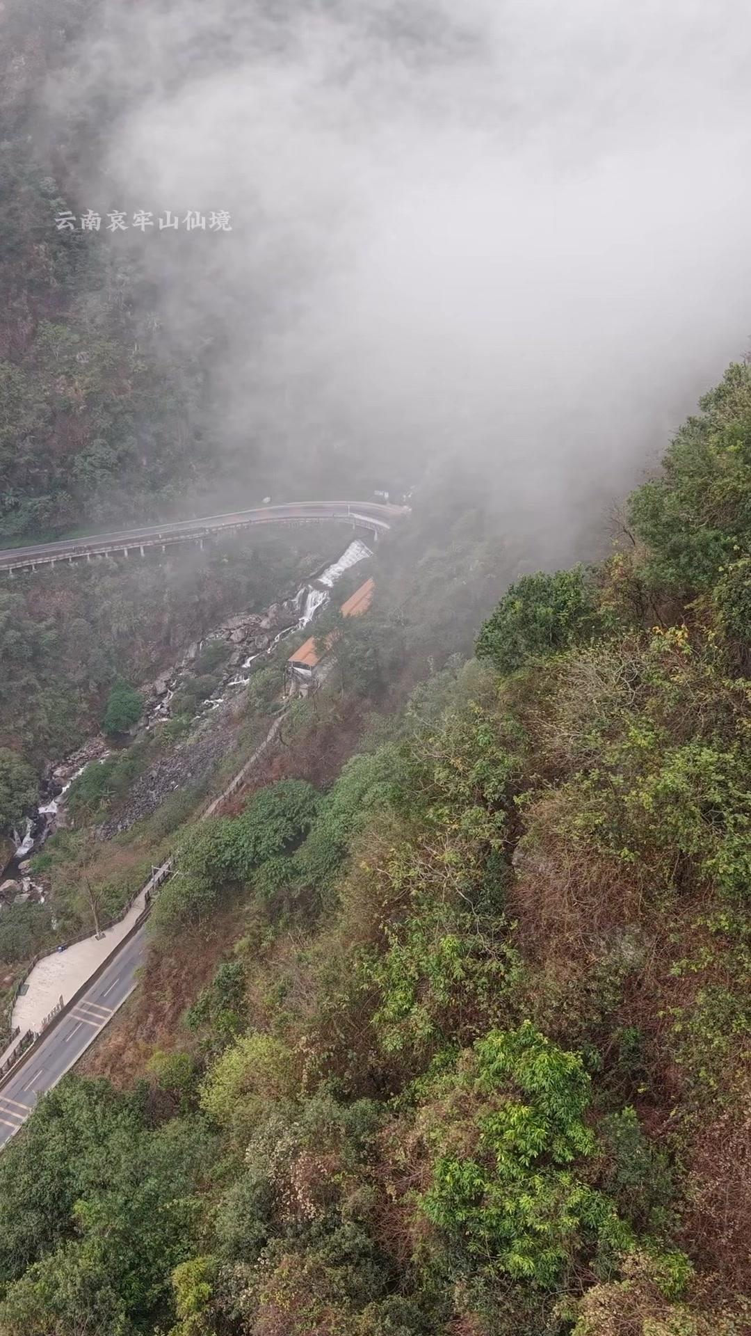 为什么山上总在冒泉水？明明很久没下雨，山泉水却冒个不停，出水量还格外稳定。这种独